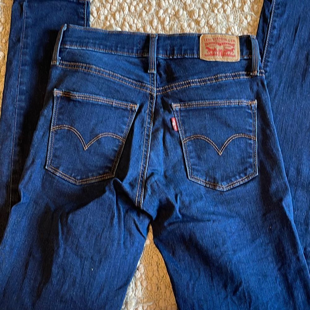 Levi’s Slimming Skinny Size 26 Jeans.